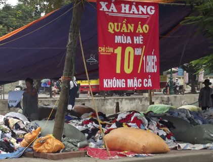 Đổ xô mua quần áo hàng thùng giá 10.000 đồng/chiếc