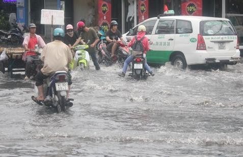 TP.HCM: Đường phố ngập nặng sau mưa đầu mùa