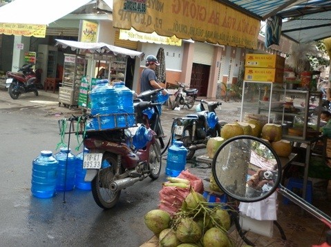 Nước uống đóng chai nhiễm khuẩn mủ xanh