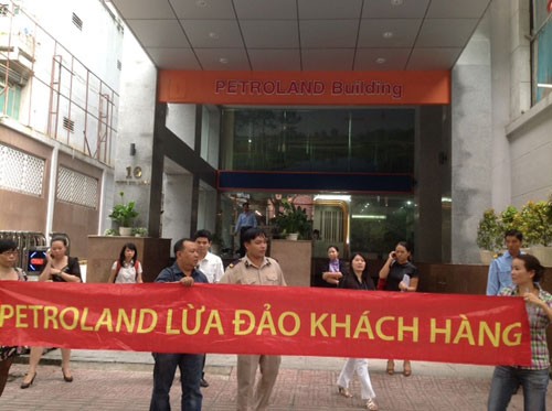 Khách hàng “bao vây” Petroland đòi căn hộ