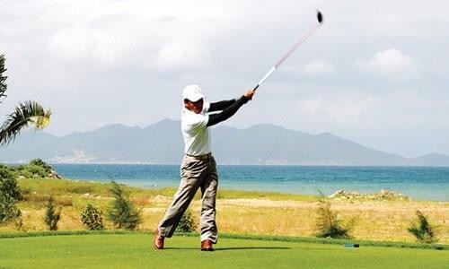 Vì sao sân golf Đà Nẵng tăng phí cao bất thường?