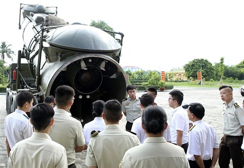 Sĩ quan Singapore trầm trồ trước "sát thủ tàu sân bay" Việt Nam