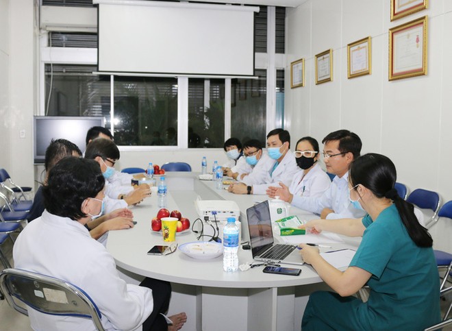 Phi công người Anh vẫn hôn mê, phụ thuộc gần hoàn toàn vào ECMO