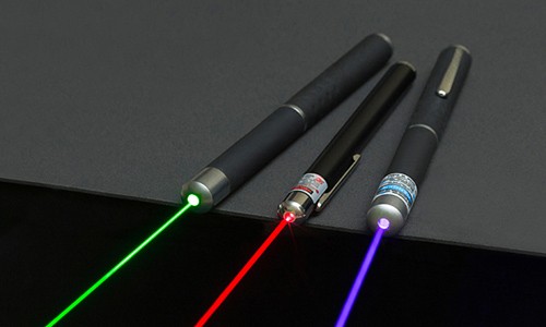 Nguy cơ khôn lường từ bút laser và đồ chơi phát sáng