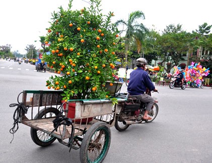 Rửa xe, sơn móng, chở thuê... hốt bạc nhờ Tết