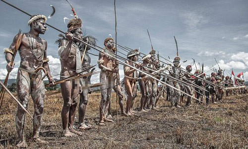 Zoom bộ lạc còn sống kiểu “ăn lông ở lỗ” ở Indonesia