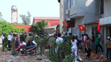 UBND phường bịt lối đi, “nhốt” người dân trong nhà