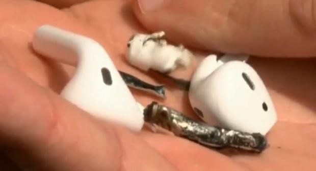 Apple AirPod bốc khói ngay trong tai iFan rồi phát nổ