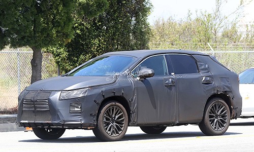 SUV Lexus phiên bản 7 chỗ lộ diện "kín như ninja"