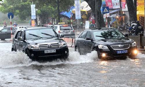 Những việc cần làm ngay sau khi ôtô dầm mưa, lội nước