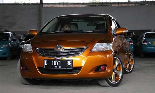 Xe sedan Toyota Vios 2 đầu độc nhất thế giới tại Indonesia