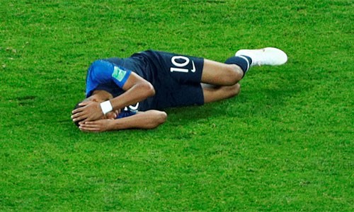 Mbappe tái diễn màn ăn vạ trong chiến thắng của Pháp