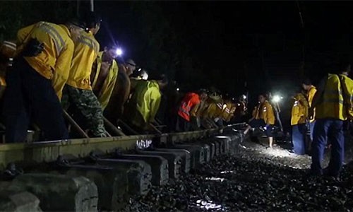 Video: 500 công nhân Trung Quốc xây 30 km đường sắt chỉ mất 3,5 giờ