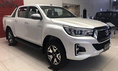 Toyota Hilux 2018 bản cao cấp giá 878 triệu về VN