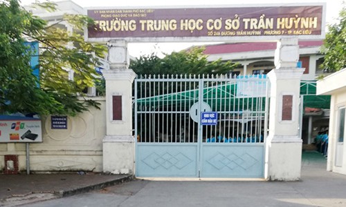 Phụ huynh xúc phạm thầy giáo vì chiếc quần lửng của con