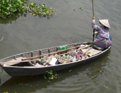 Bé 4 tuổi ôm lục bình trôi 10km trên sông Hậu