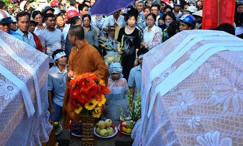 Ngập nước mắt lễ đưa tiễn gia đình bác sĩ tử nạn vì TNGT