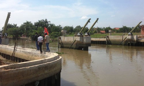 Xà lan trăm tấn đâm hỏng cửa van công trình chống ngập TP HCM