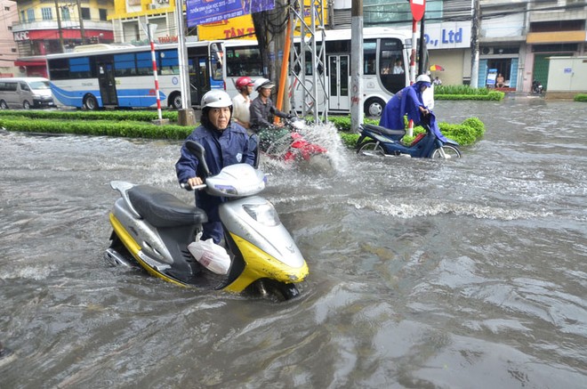 Sài Gòn ngập nặng, đường phố biến thành ao