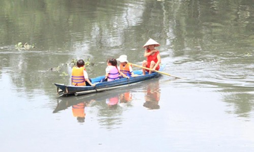 Sà lan đâm sập cầu Cái Tâm: Trẻ vượt vùng nước xoáy đi học