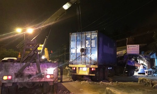 Container tông sập hai nhà dân, hàng chục người suýt chết