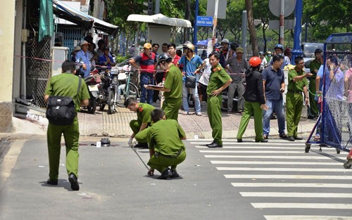 Kinh hoàng hai thanh niên chém gục nhau giữa phố Sài Gòn