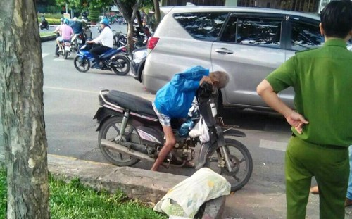 TP.HCM: Bất thường người đàn ông chết ngồi trên xe máy