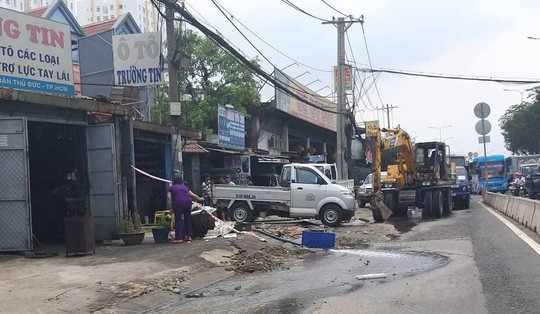 TPHCM: Đường ống cấp nước cho 3 quận bị vỡ, xuất hiện “hố tử thần”