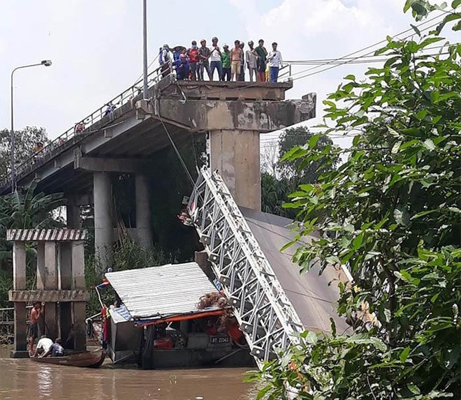 Sập cầu ở Đồng Tháp, xe tải và xe ba gác rơi xuống sông