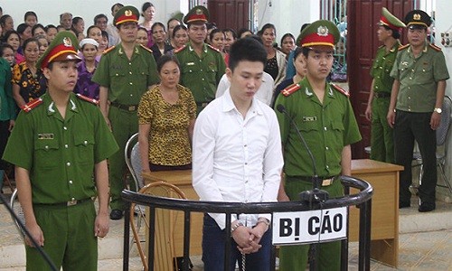 Nam sinh lớp 11 giết cô giáo, đốt xác lãnh án 18 năm tù