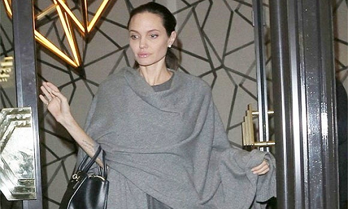 Angelina Jolie gầy rộc, chỉ còn 35 kg sau ly hôn Brad Pitt