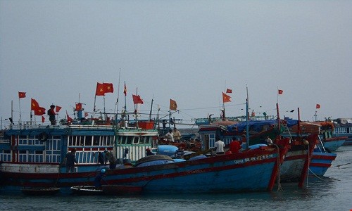 Hàng trăm tàu đánh cá hối hả rẽ sóng ra khơi Hoàng Sa