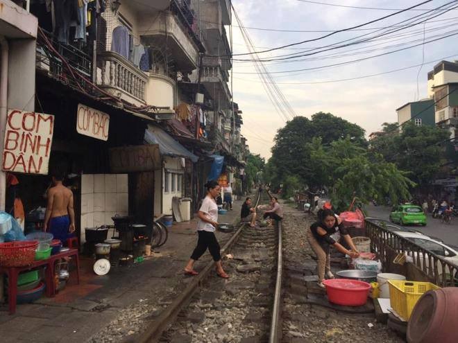  Cuộc sống “bình thản bên tử thần” ở phố đường tàu