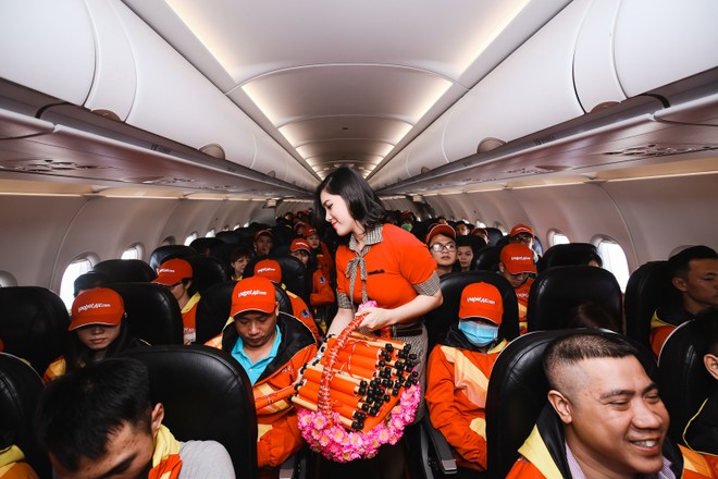 Công nhân, sinh viên nghèo về quê ăn tết trên chuyến bay miễn phí của Vietjet