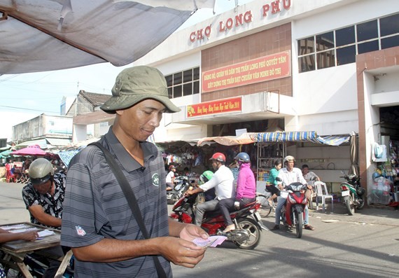 Một người bán vé số dạo ở Sóc Trăng trở thành công chức