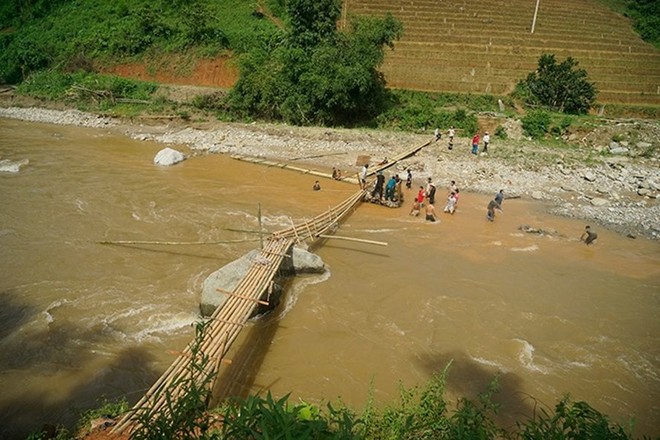 Lội suối Sùng Hoảng, thiếu nữ bị lũ cuốn trôi