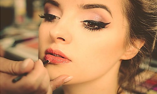 Cách làm kẻ mắt eyeliner từ sáp ong, dầu dừa và than hoạt tính