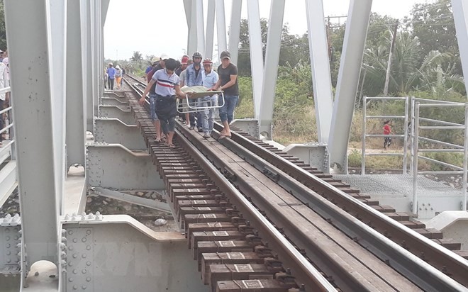 Ngồi trên đường ray, nam thanh niên bị tàu hỏa đâm tử vong