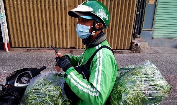 Những chàng trai trẻ, 'tay xách nách mang' lượn khắp phố Sài Gòn vắng lạ