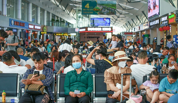 Sân bay Đà Nẵng chật kín du khách