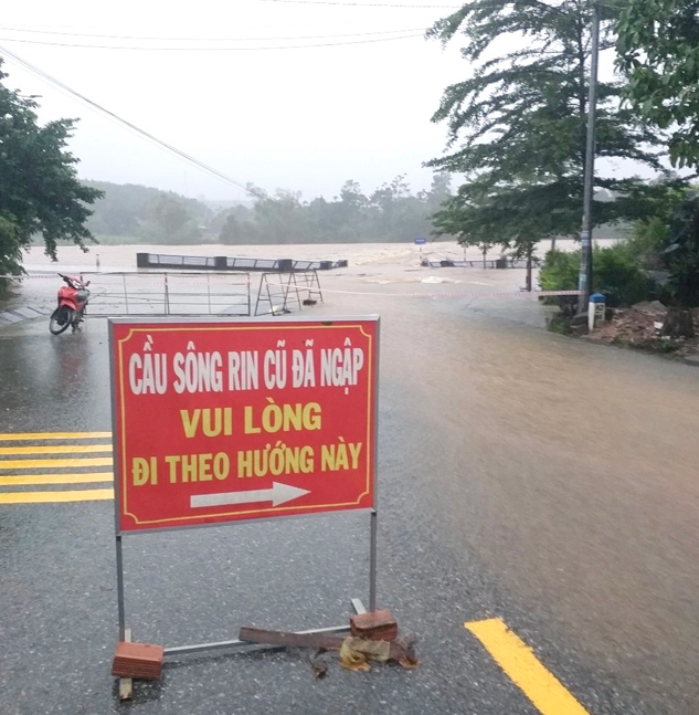 Hàng loạt quốc lộ ở Quảng Nam, Quảng Ngãi ngập sâu do mưa lớn