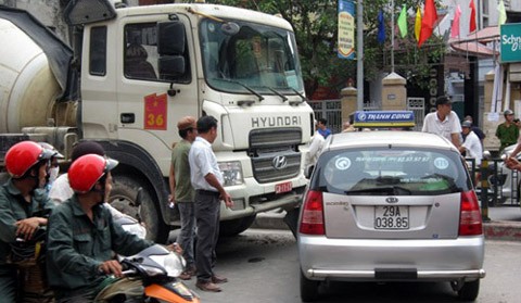 Xe chở bê tông “thổi bay” taxi