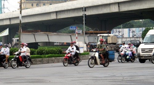 Rơi thanh dầm cầu vượt Nguyễn Chí Thanh - Kim Mã