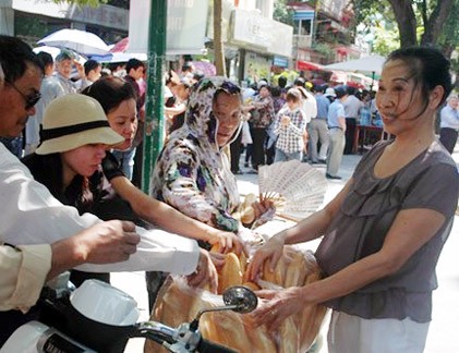 Phát miễn phí hàng trăm bánh mì để... đền ơn Đại tướng