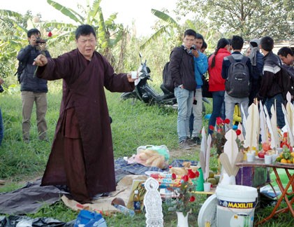 Sông Hồng "nóng" vì đàn tế tìm nạn nhân Cát Tường