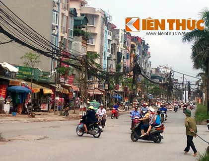 Chết khiếp phố cột điện chình ình giữa đường Hà Nội