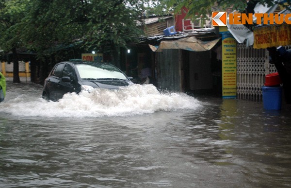 Ô tô, xe máy lại vượt sông trên phố Thủ đô