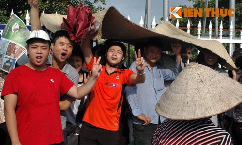 Hết vé CK U19, fan đạp đổ tan hoang tường rào trụ sở VFF