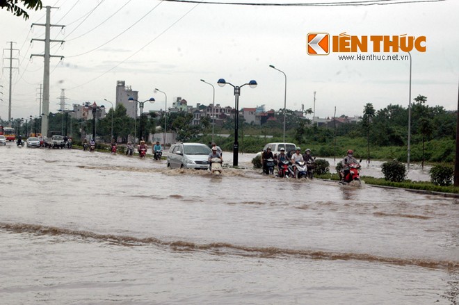 Hà Nội lại “lụt”, xe chết máy la liệt giữa đường