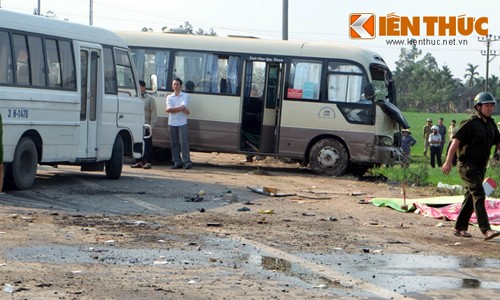 Hiện trường hai xe khách đâm nhau, 15 người thương vong